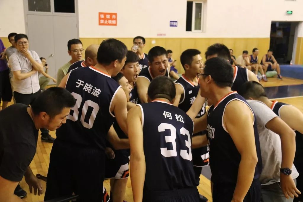 教练鼓励球队全力以赴拼尽全力