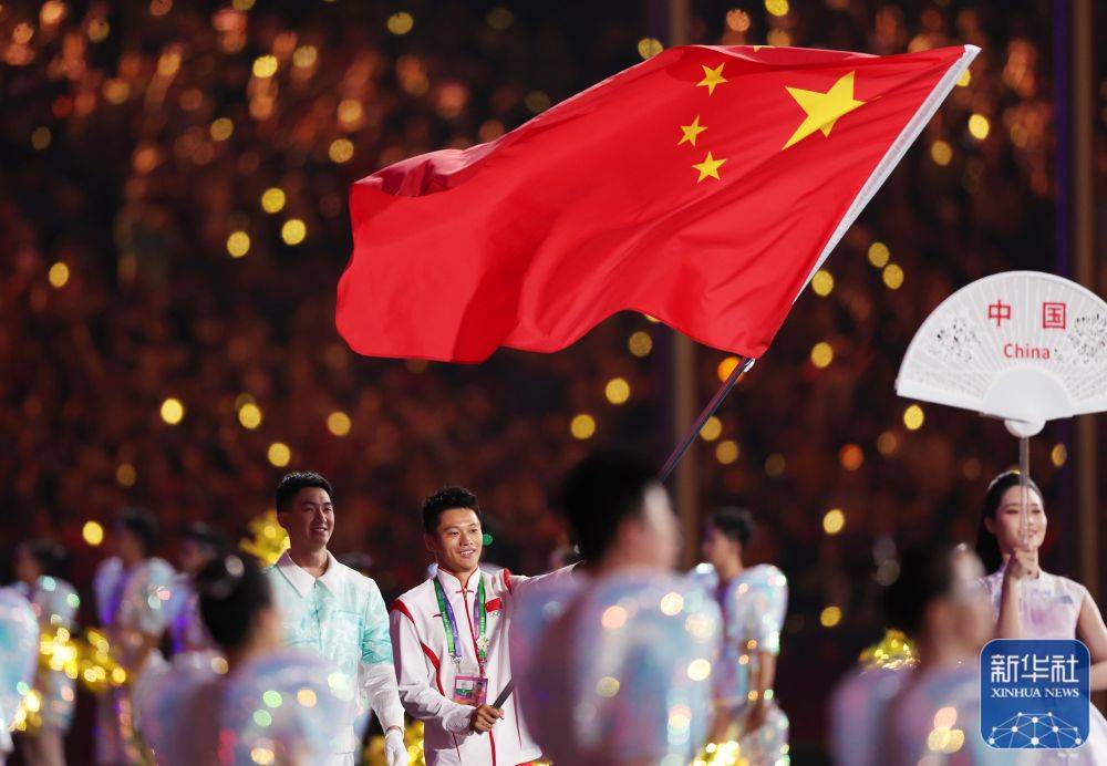 包含中国代表团举行亚运会闭幕式返国庆功会的词条