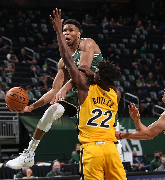 雄鹿主场遭遇溜马横扫开启失败的简单介绍