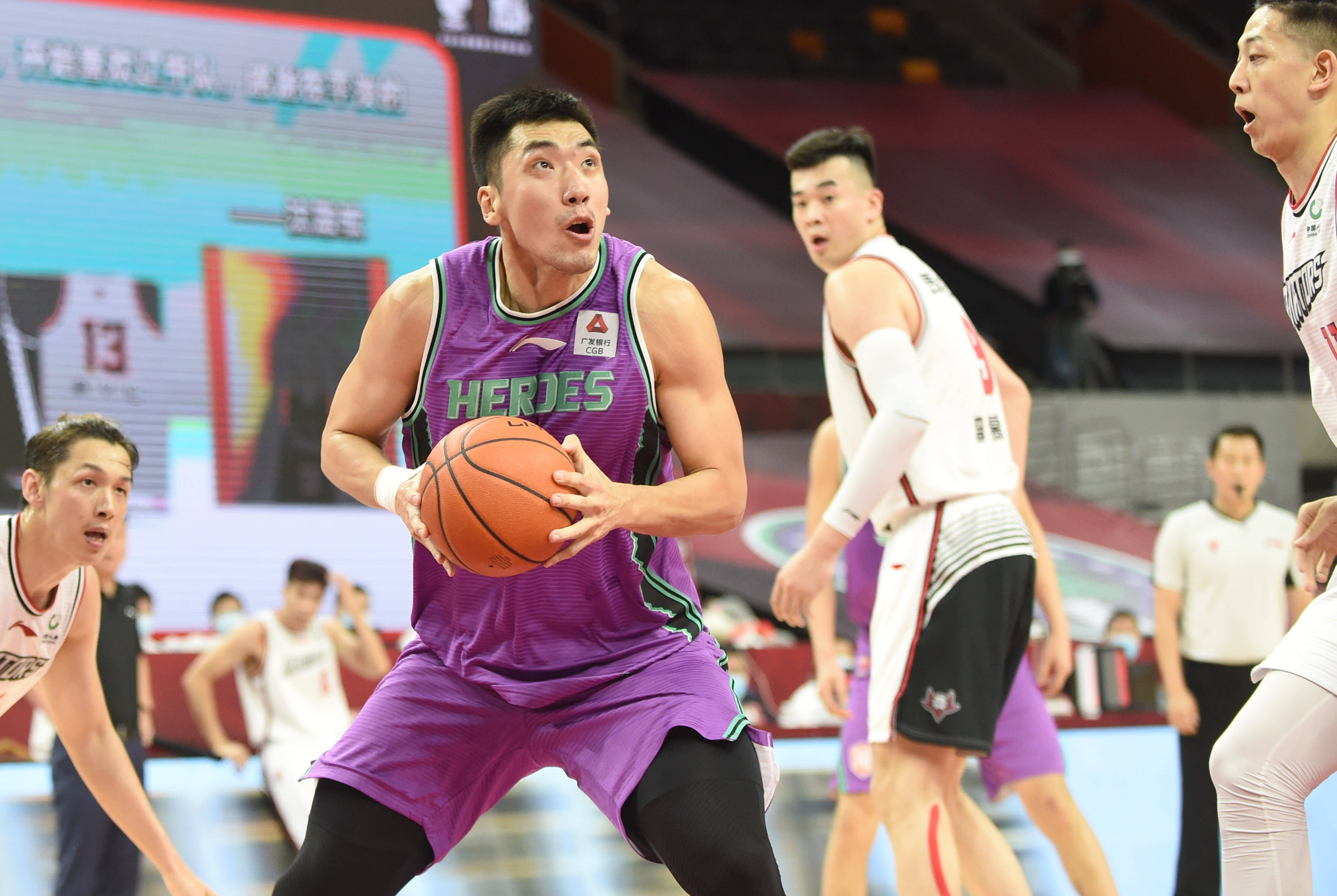 公牛横扫上海队,陶汉林惊艳四座 公牛横扫上海队,陶汉林惊艳四座