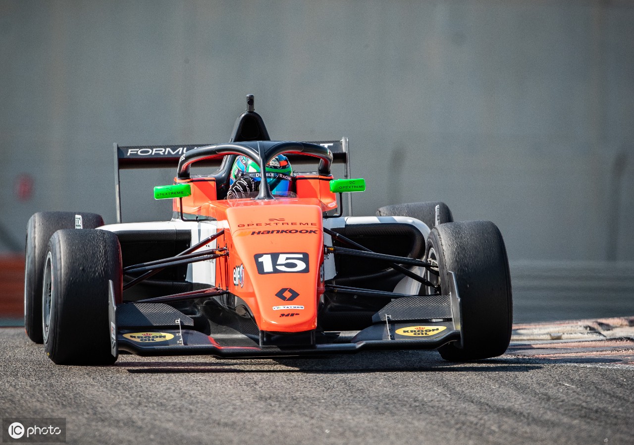 开云体育登录-雷诺车队横扫梅赛德斯，佩雷兹惊艳四座